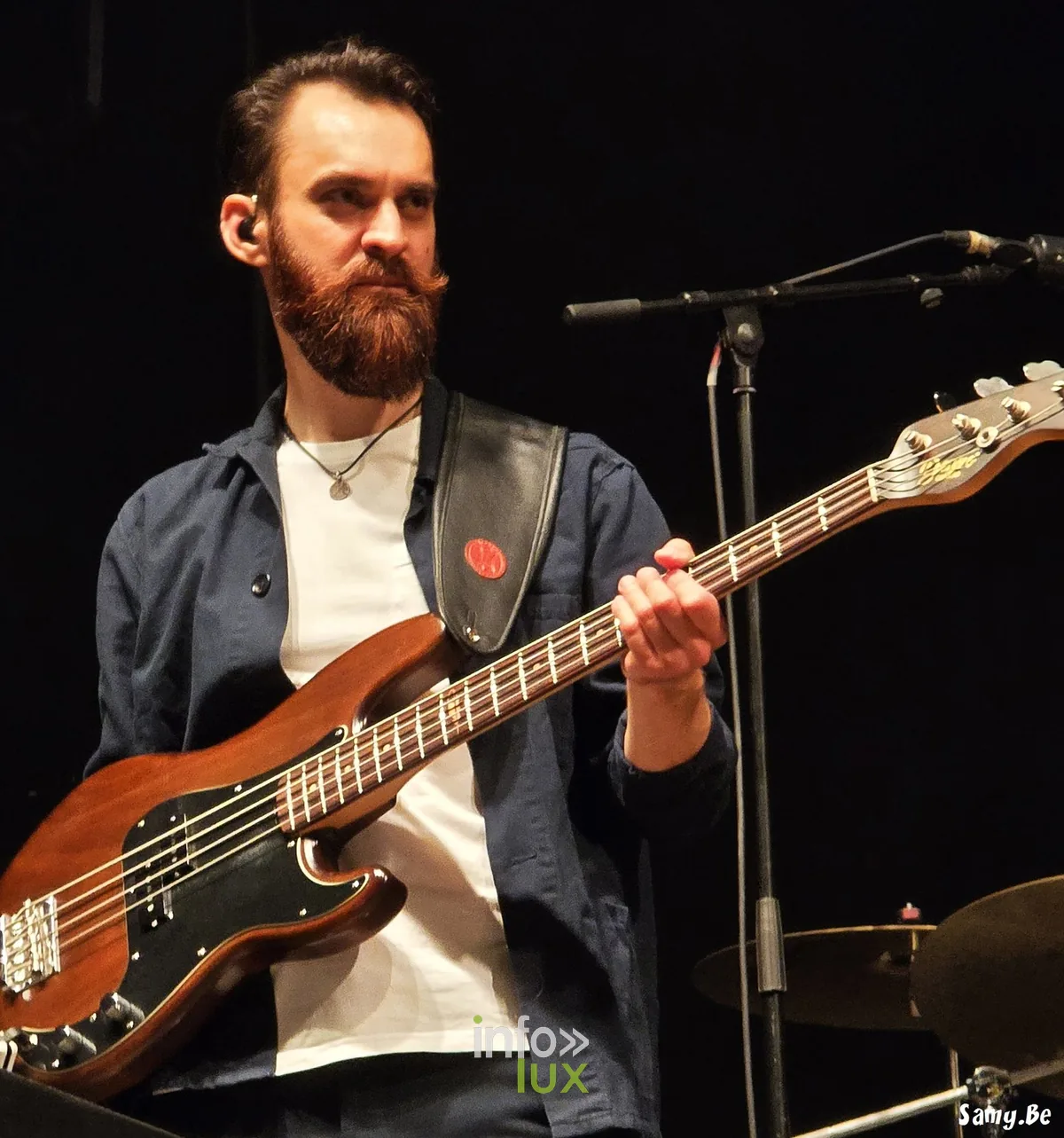 Le bassiste de Mr Cover sur la scène de la Grand-Place de Mons, Doudou 2026