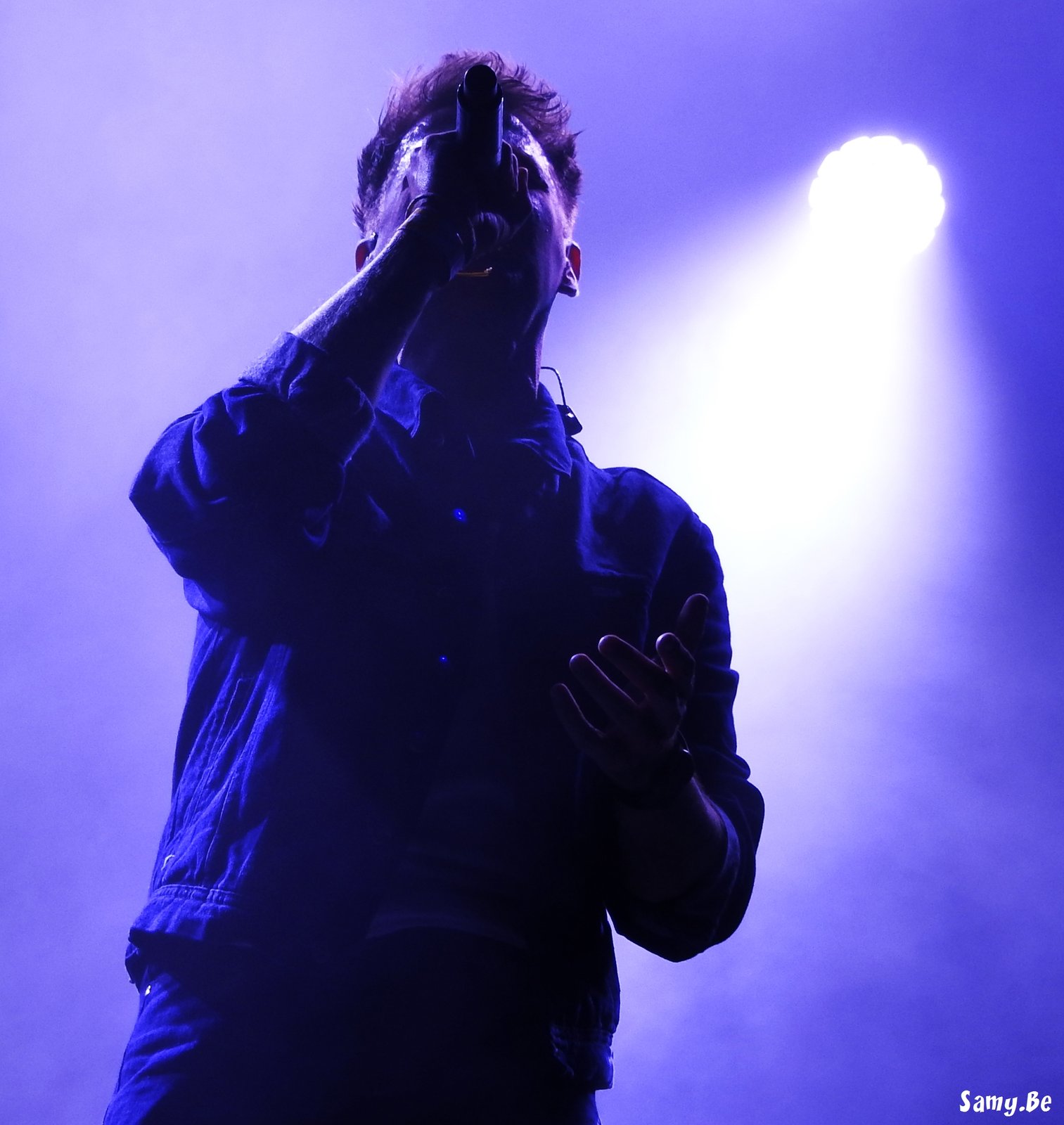 Le chanteur de Mr Cover en contre-jour sur la scene du Doudou 2026 a Mons