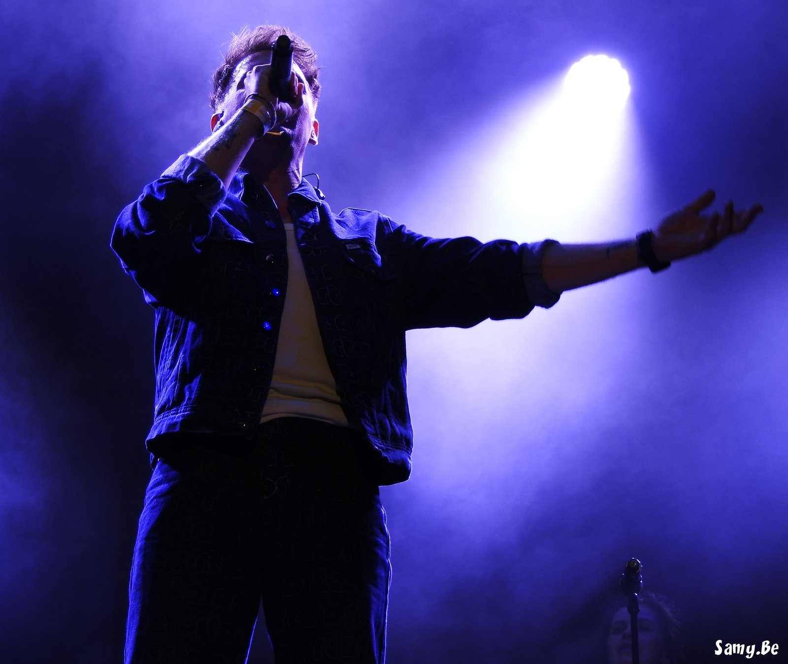 Le chanteur de Mr Cover, micro leve, sur la scene du Doudou 2026 a Mons