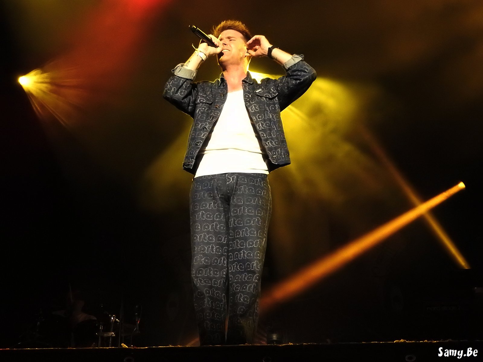 Le chanteur de Mr Cover en pleine performance sur la scene du Doudou 2026 a Mons
