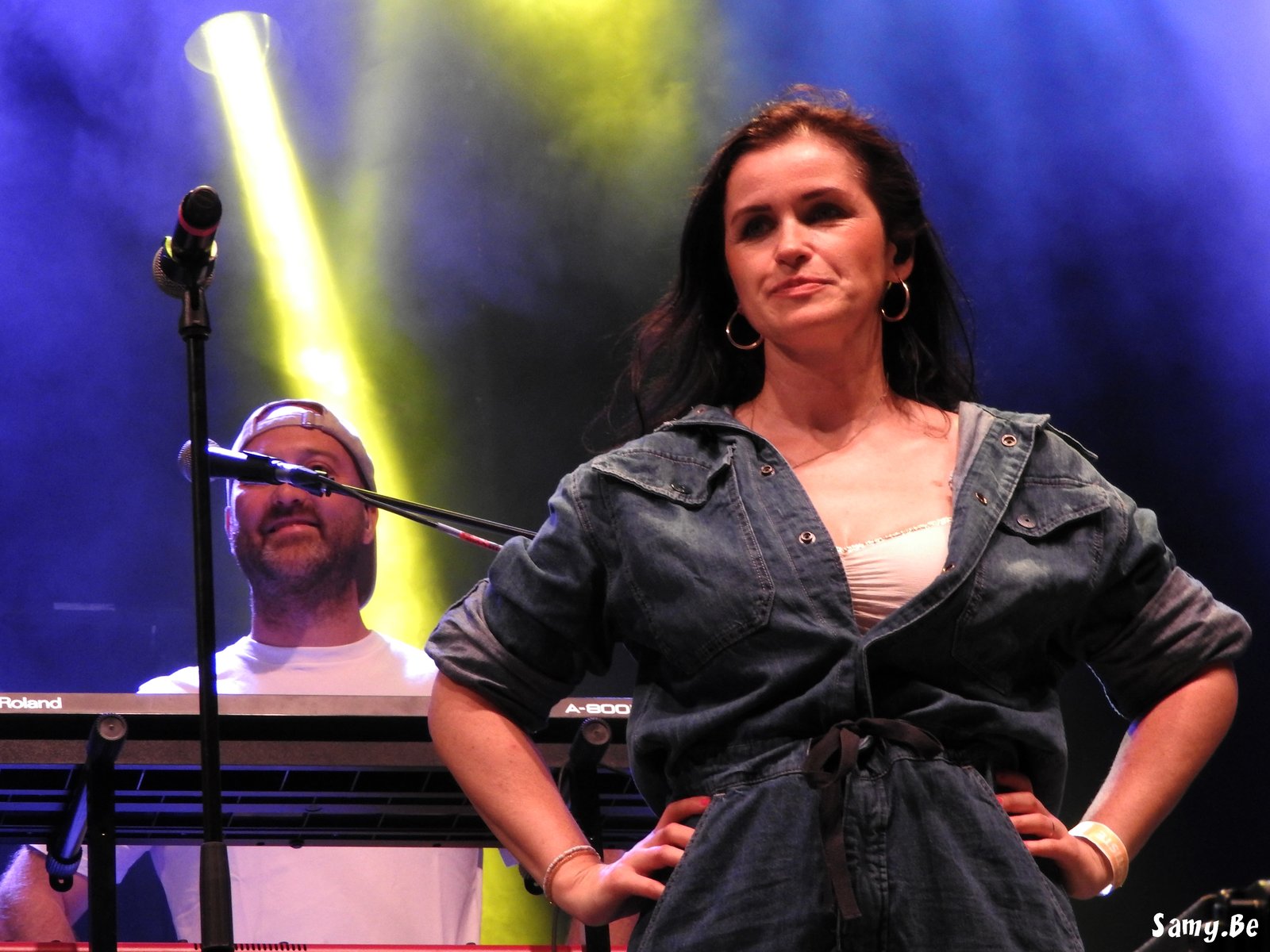 La chanteuse de Mr Cover accompagnee au clavier sur la scene du Doudou 2026 a Mons