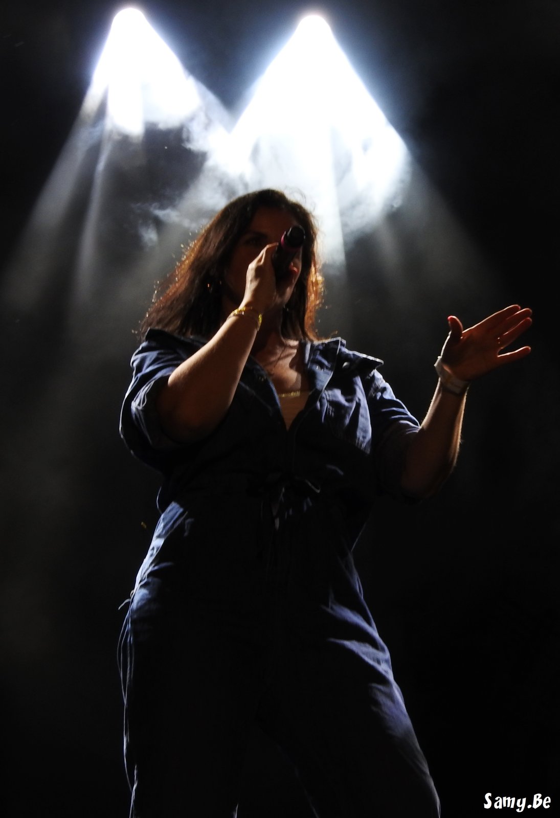 La chanteuse de Mr Cover, bras tendus, en contre-jour au Doudou 2026 a Mons