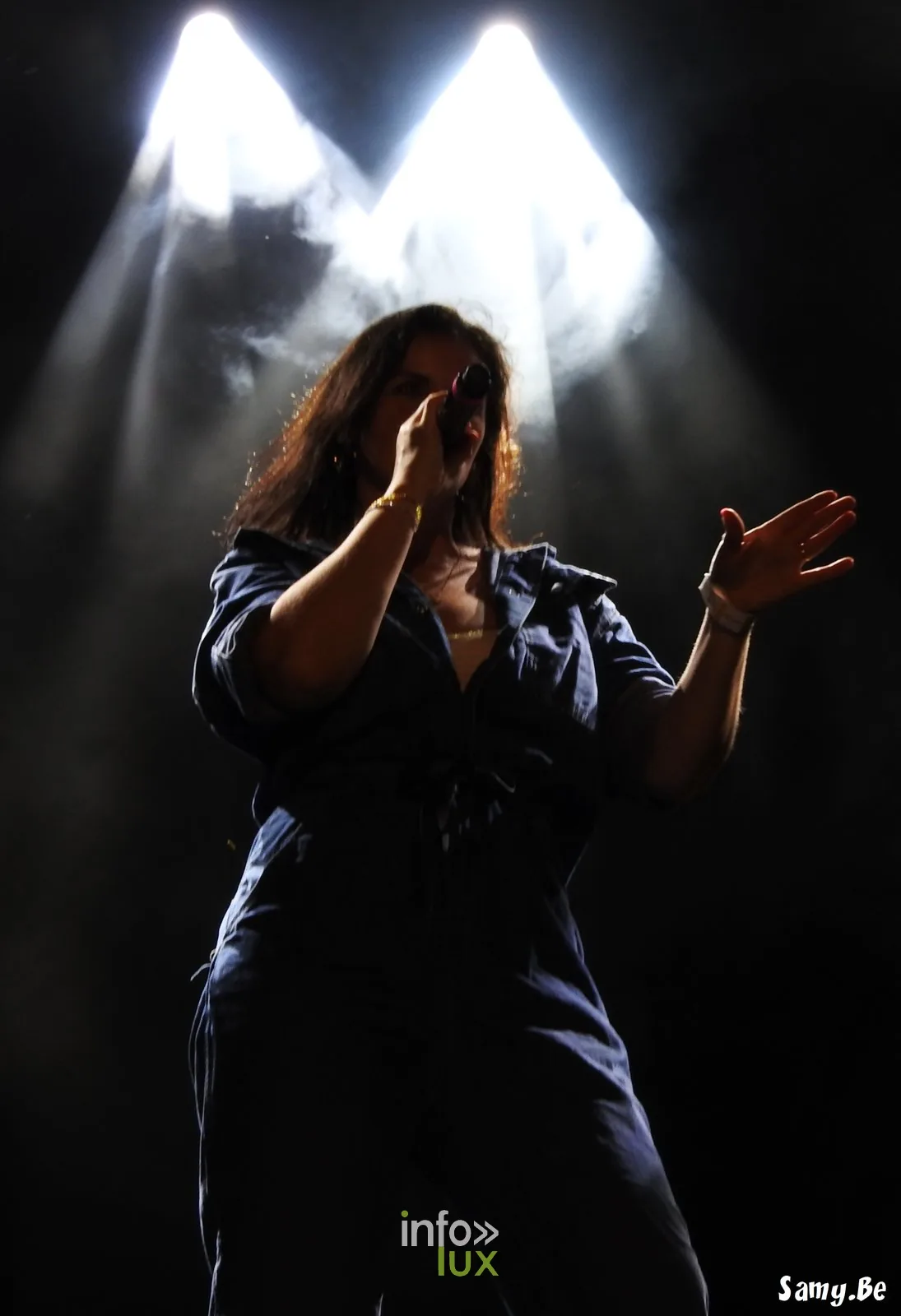 La chanteuse de Mr Cover, bras tendus, en contre-jour au Doudou 2026 à Mons