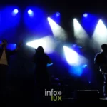 Le groupe Mr Cover au complet sur la scene de la Grand-Place de Mons pour l'ouverture du Doudou 2026