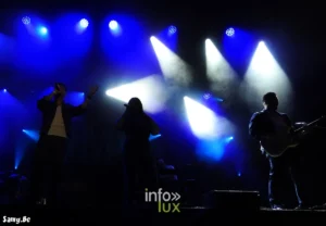 Le groupe Mr Cover au complet sur la scene de la Grand-Place de Mons pour l'ouverture du Doudou 2026