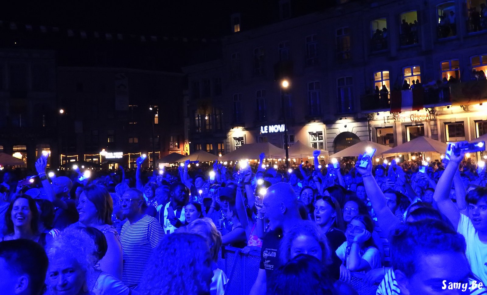 Le public illumine la Grand-Place de Mons pour le concert de Mr Cover au Doudou 2026