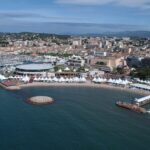 Palais des Festivals et des Congres de Cannes vu depuis la Riviera et le Village international