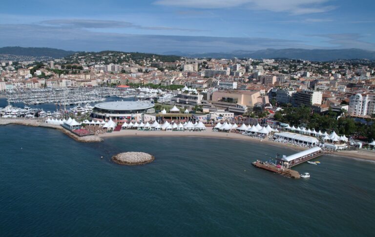 Palais des Festivals et des Congres de Cannes vu depuis la Riviera et le Village international