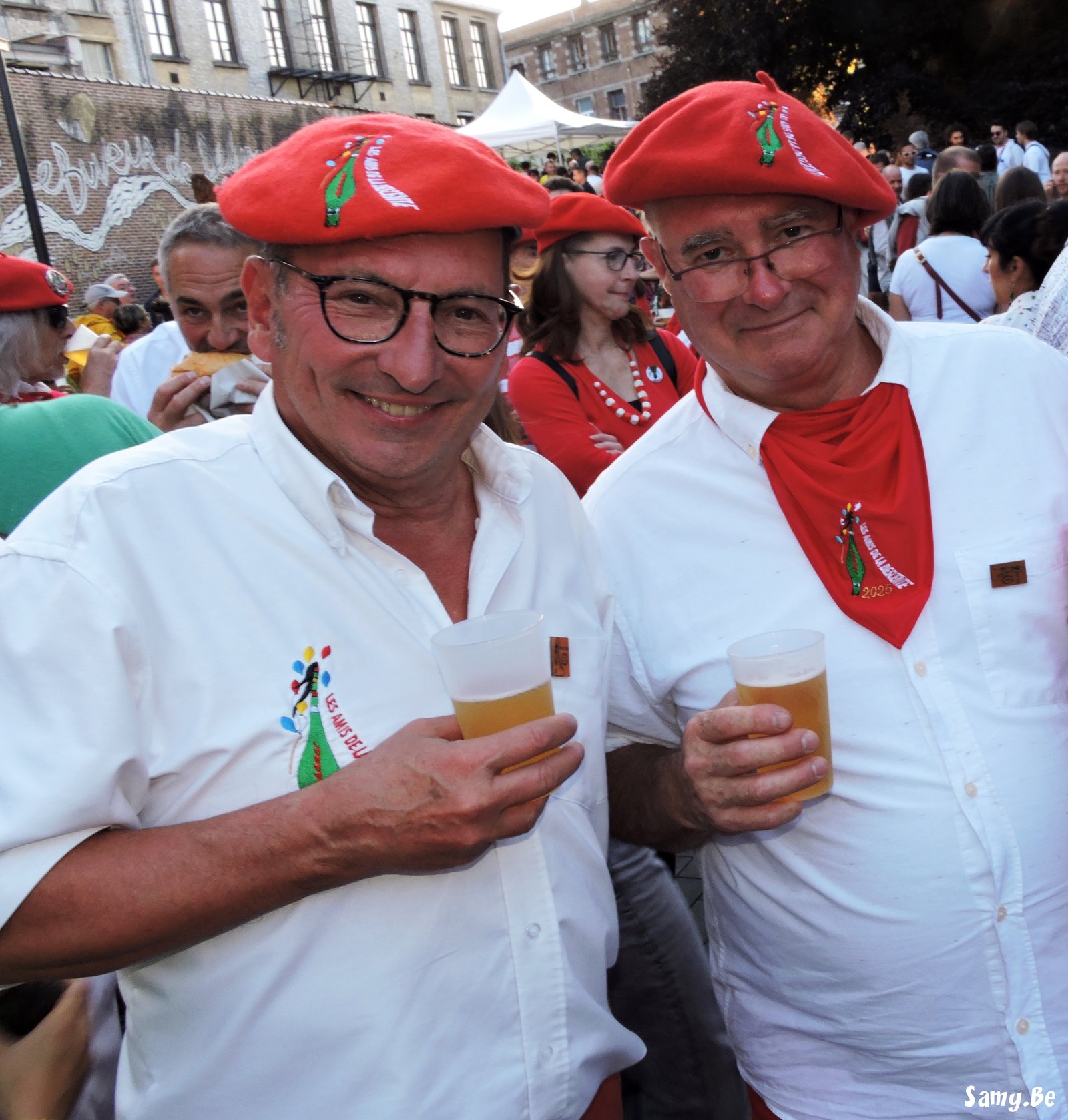 Deux festivaliers complices lors du Doudou de Mons