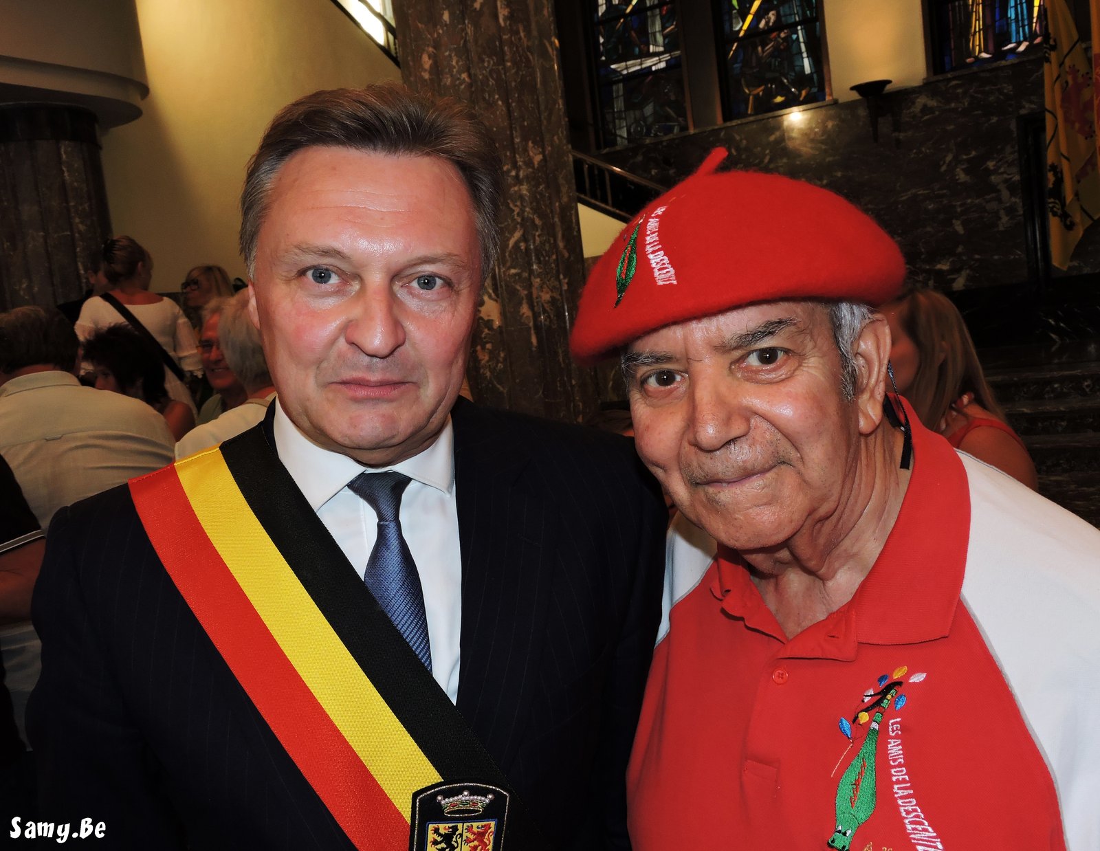 Bourgmestre de Mons en echarpe officielle lors du verre du Doudou