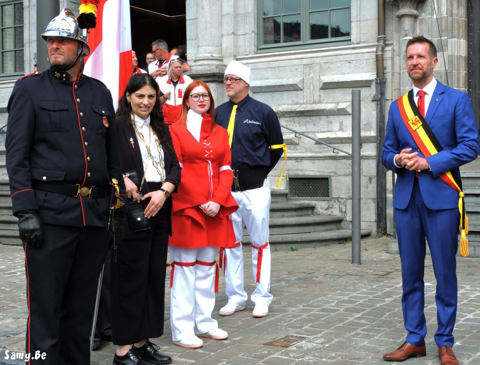 Elus et autorites officielles de Mons en echarpe lors du Doudou