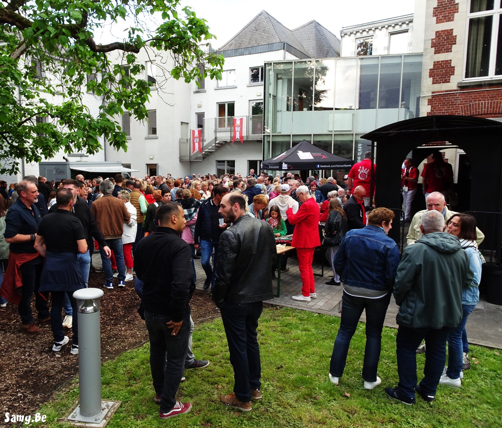 Foule sur la Grand-Place de Mons devant le buffet officiel du bourgmestre lors du Doudou