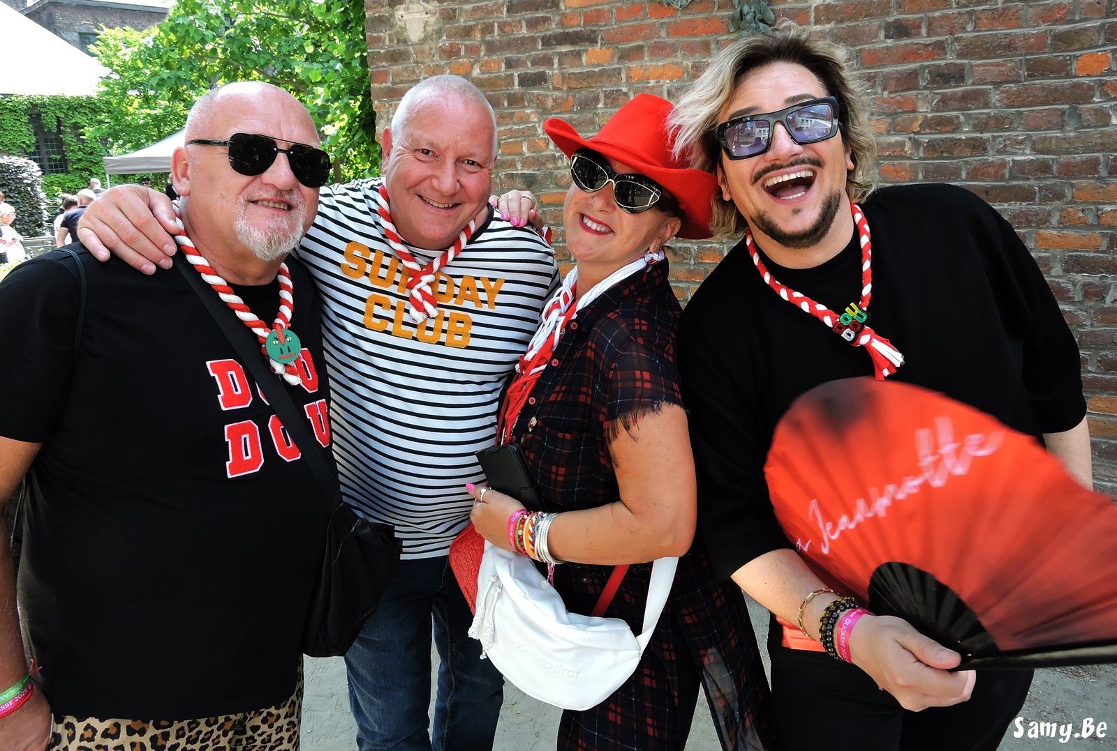 Foule en habits rouges sur la Grand-Place lors de la Ducasse de Mons