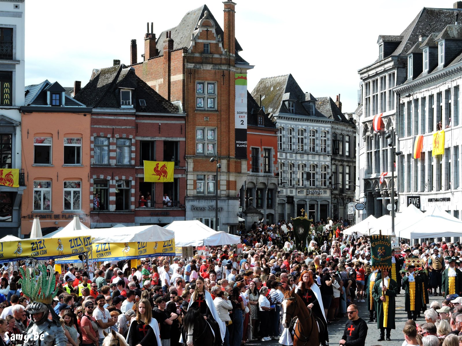 Vue panoramique de la Grand-Place de Mons pendant le Doudou avec la foule