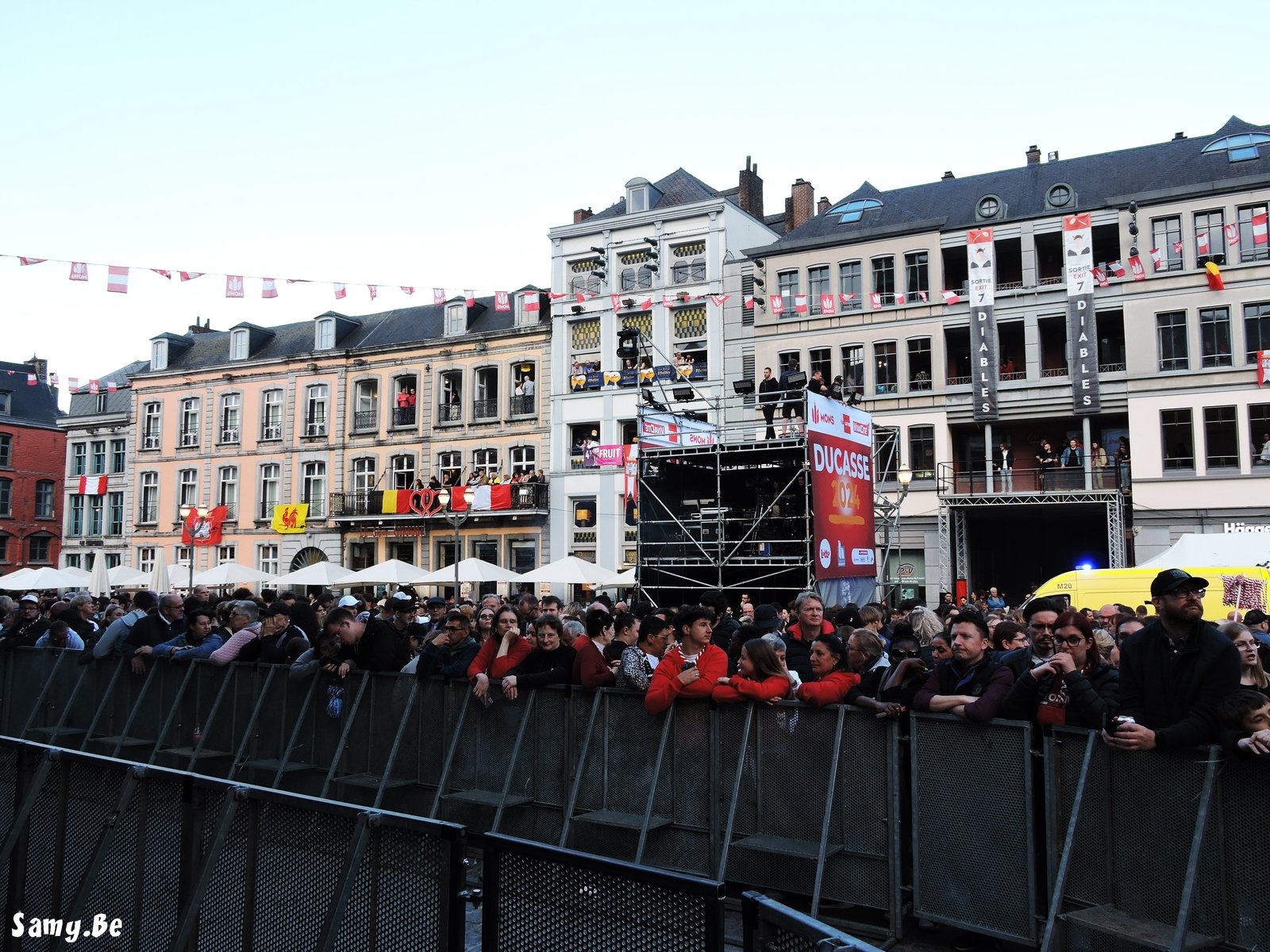 Grand-Place de Mons pavoisee de drapeaux rouges pendant le Doudou