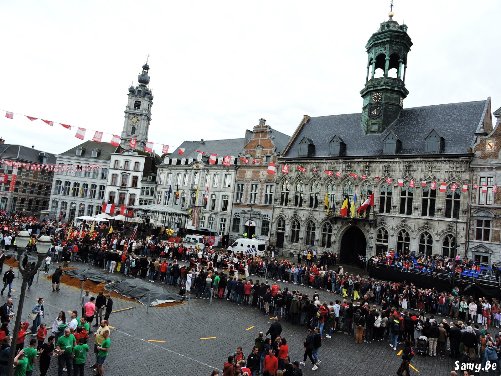Place du Parc a Mons pendant la Ducasse