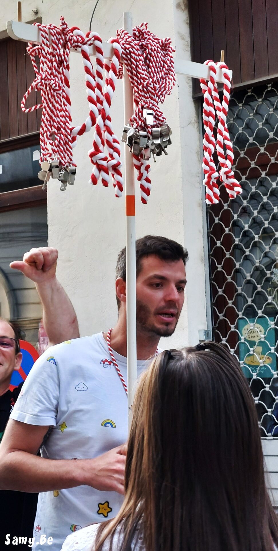 Portrait d'un festivalier en t-shirt blanc lors de la Ducasse de Mons