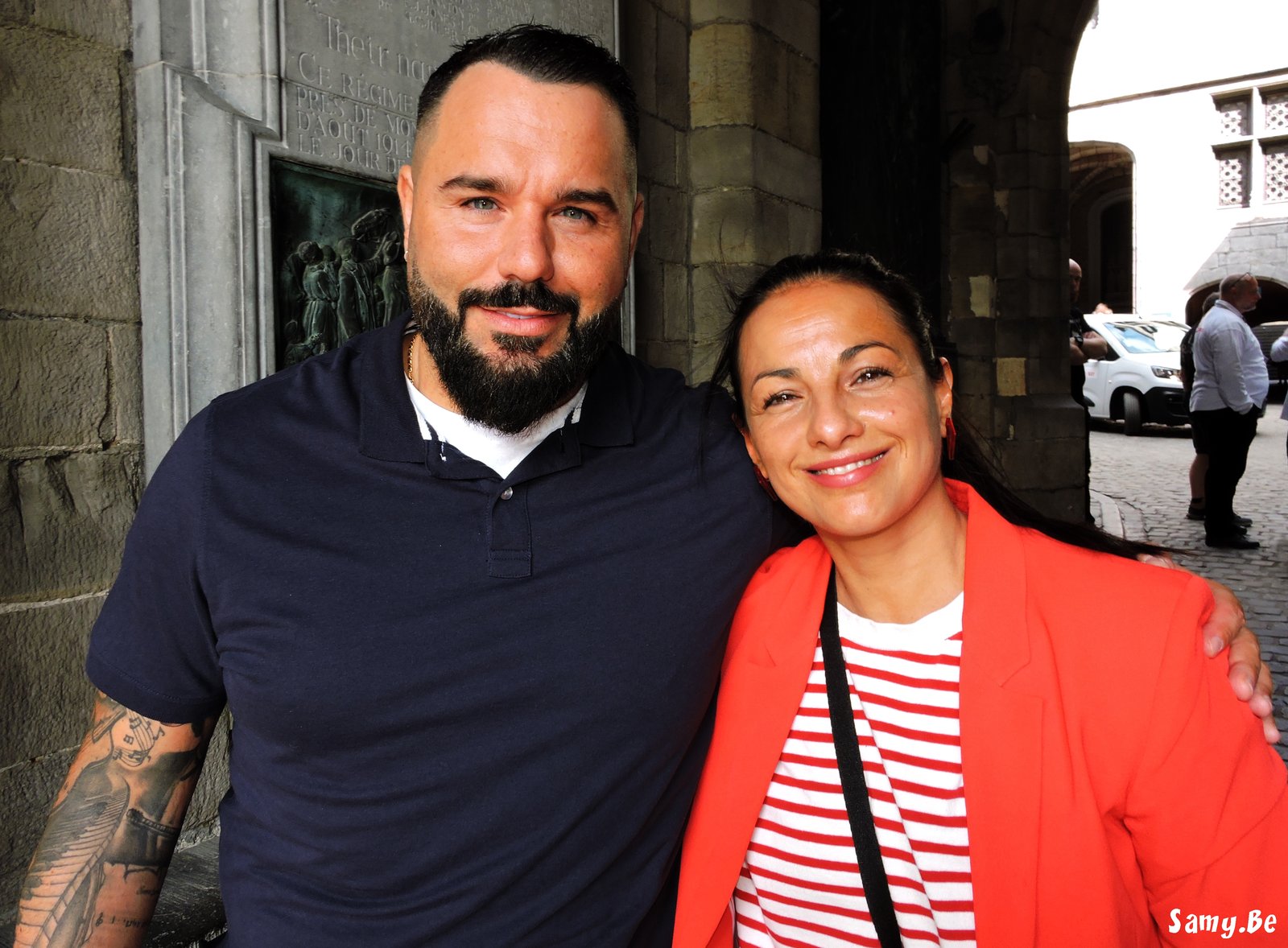 Festivaliers du Doudou de Mons en ambiance conviviale