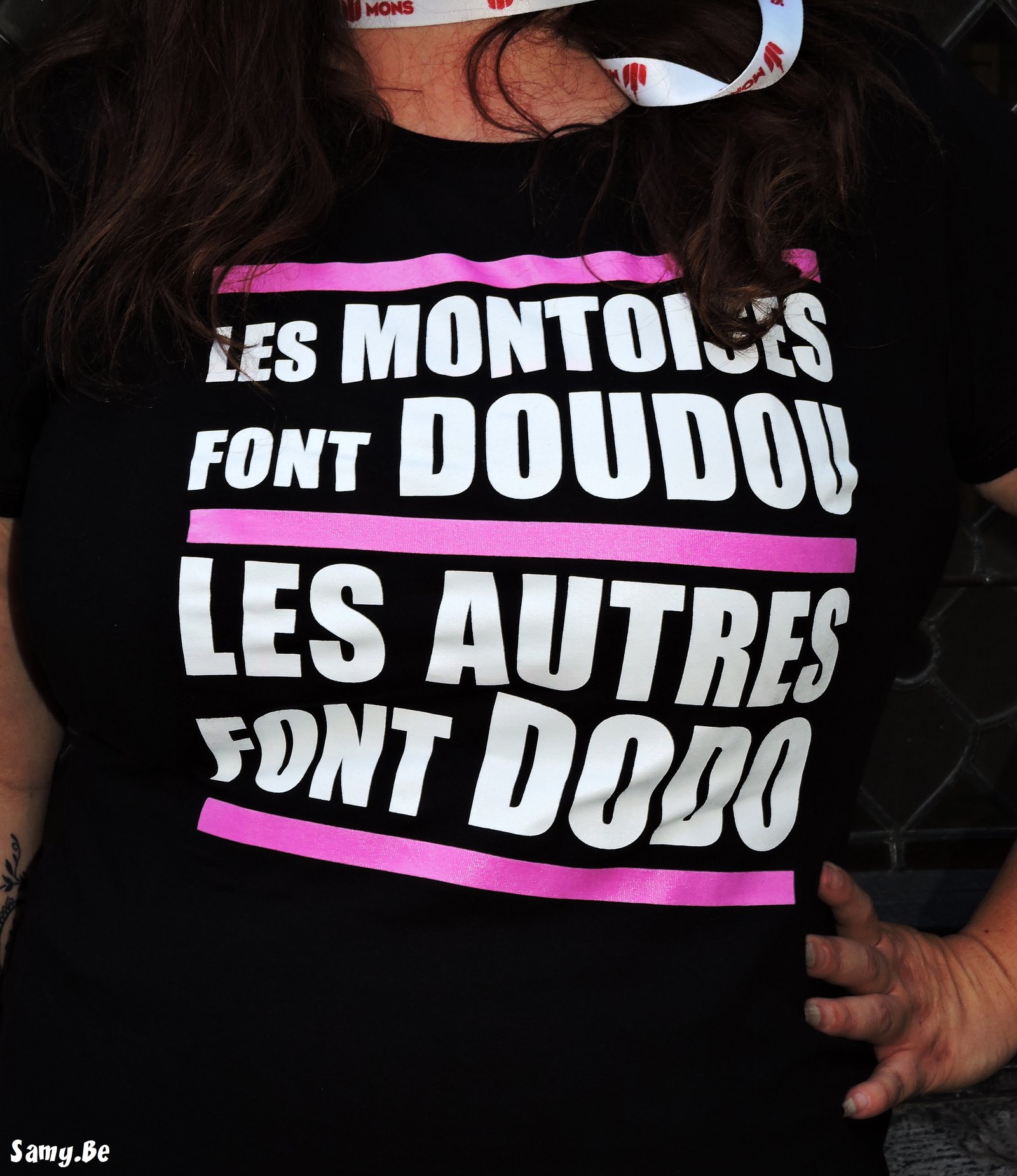 T-shirt iconique 'Les Montois font Doudou, les autres font dodo' lors de la Ducasse