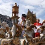 Car d'Or et chérubins dorés pendant la Procession du Doudou Mons 2026