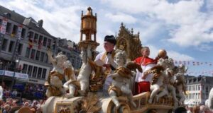 Car d'Or et chérubins dorés pendant la Procession du Doudou Mons 2026