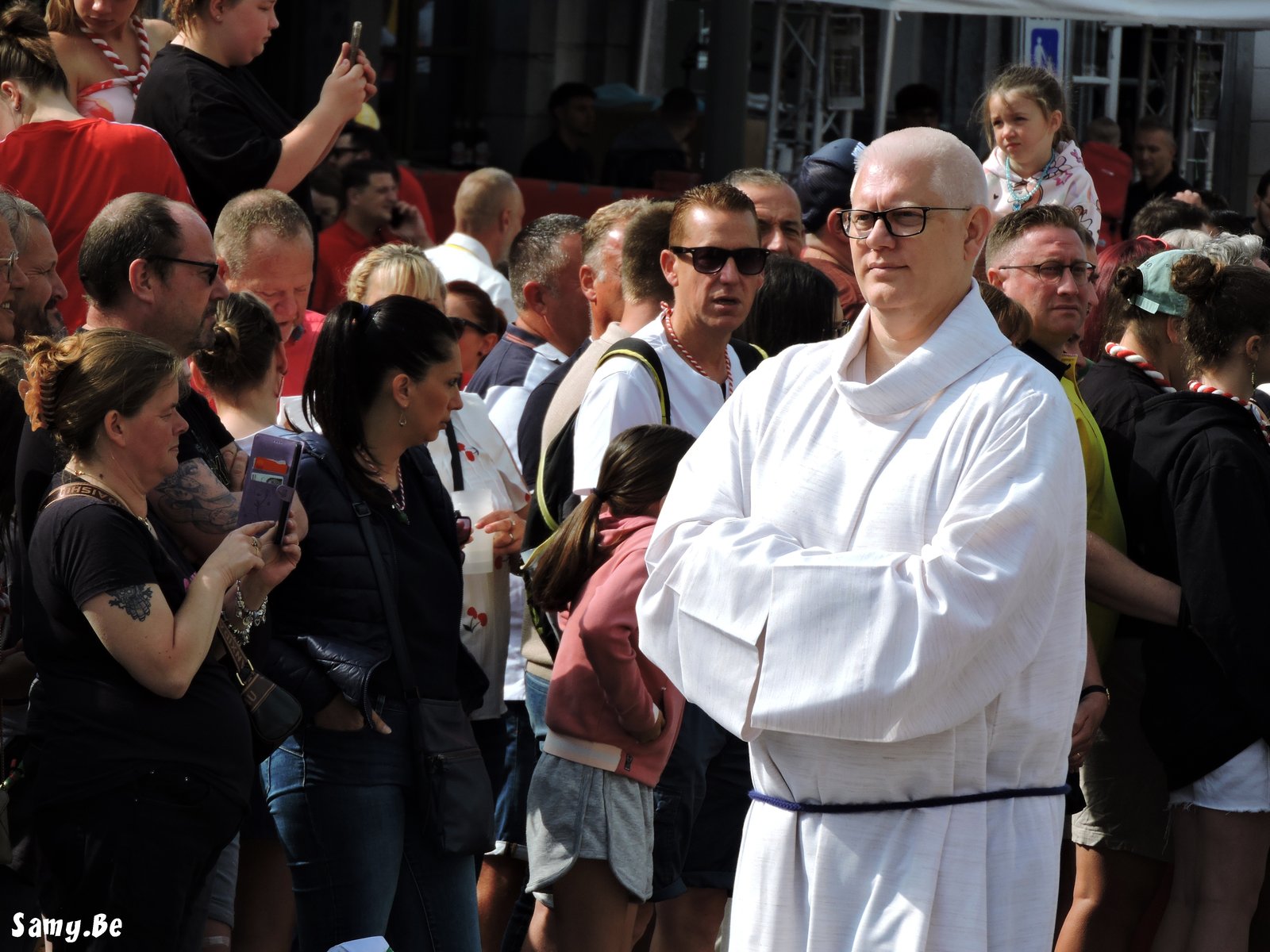 Clerge de Mons en ornements anciens lors de la Procession du Car d'Or