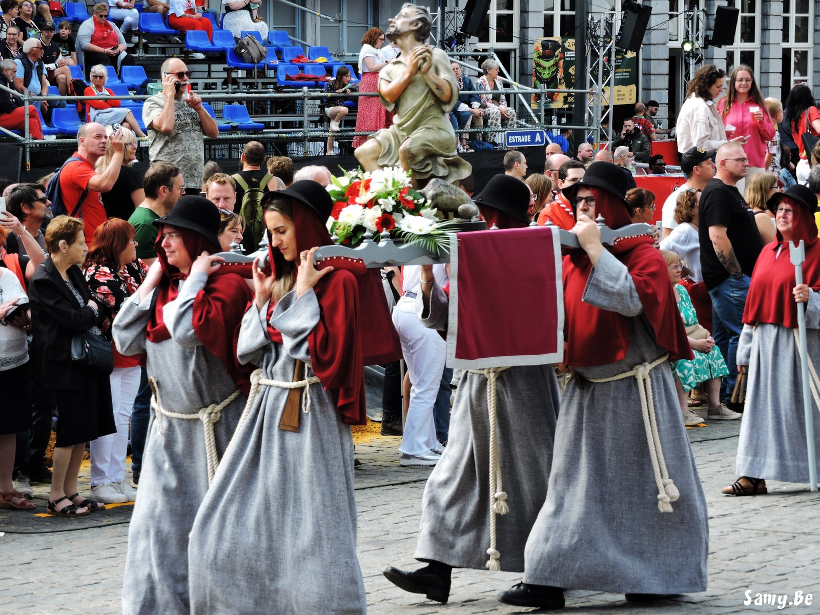 Confrerie Dieu et Monseigneur saint Georges en cape blanche et croix rouge