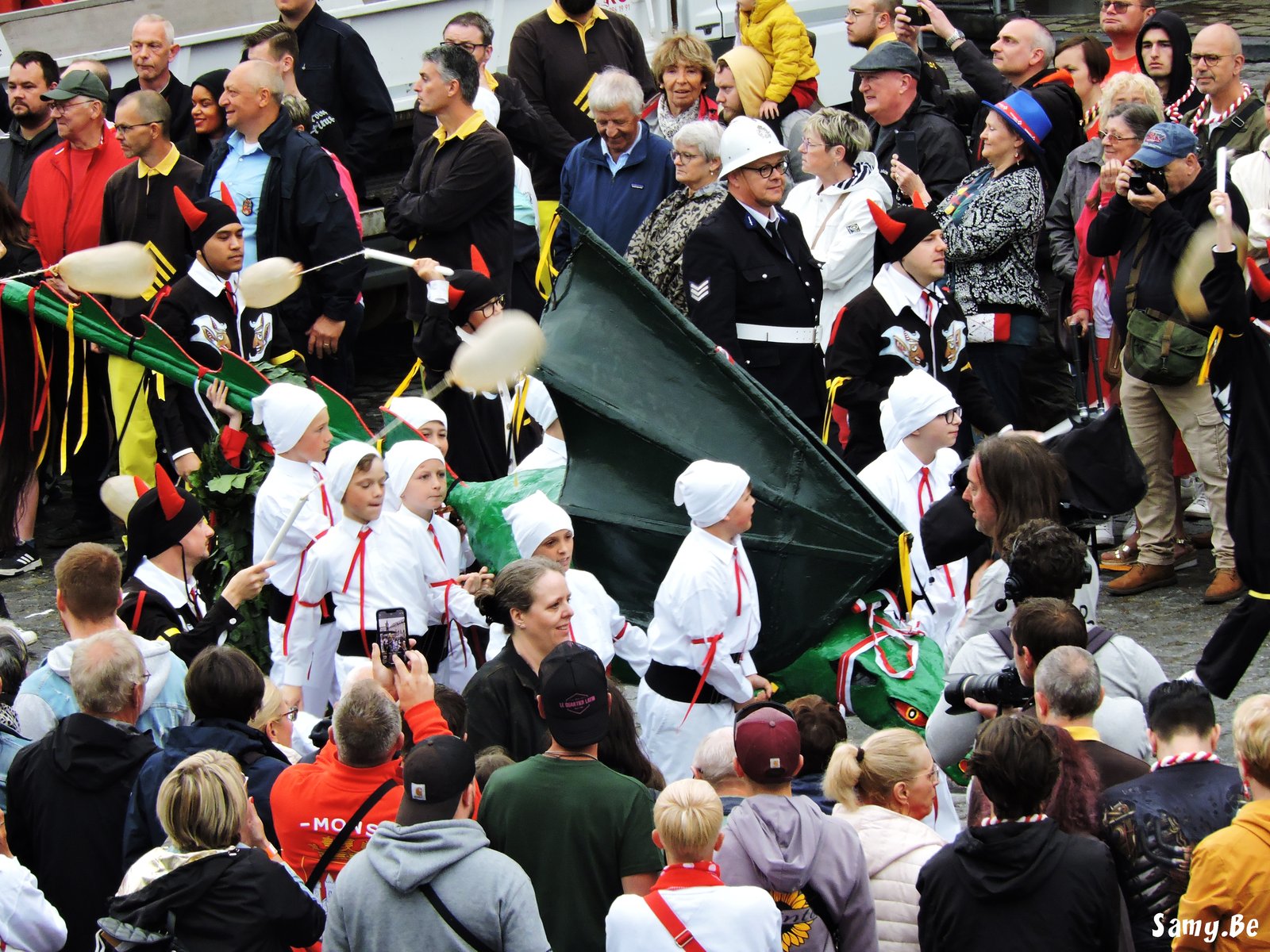 Cortege de la Procession du Car d'Or sur les escaliers de la collegiale de Mons