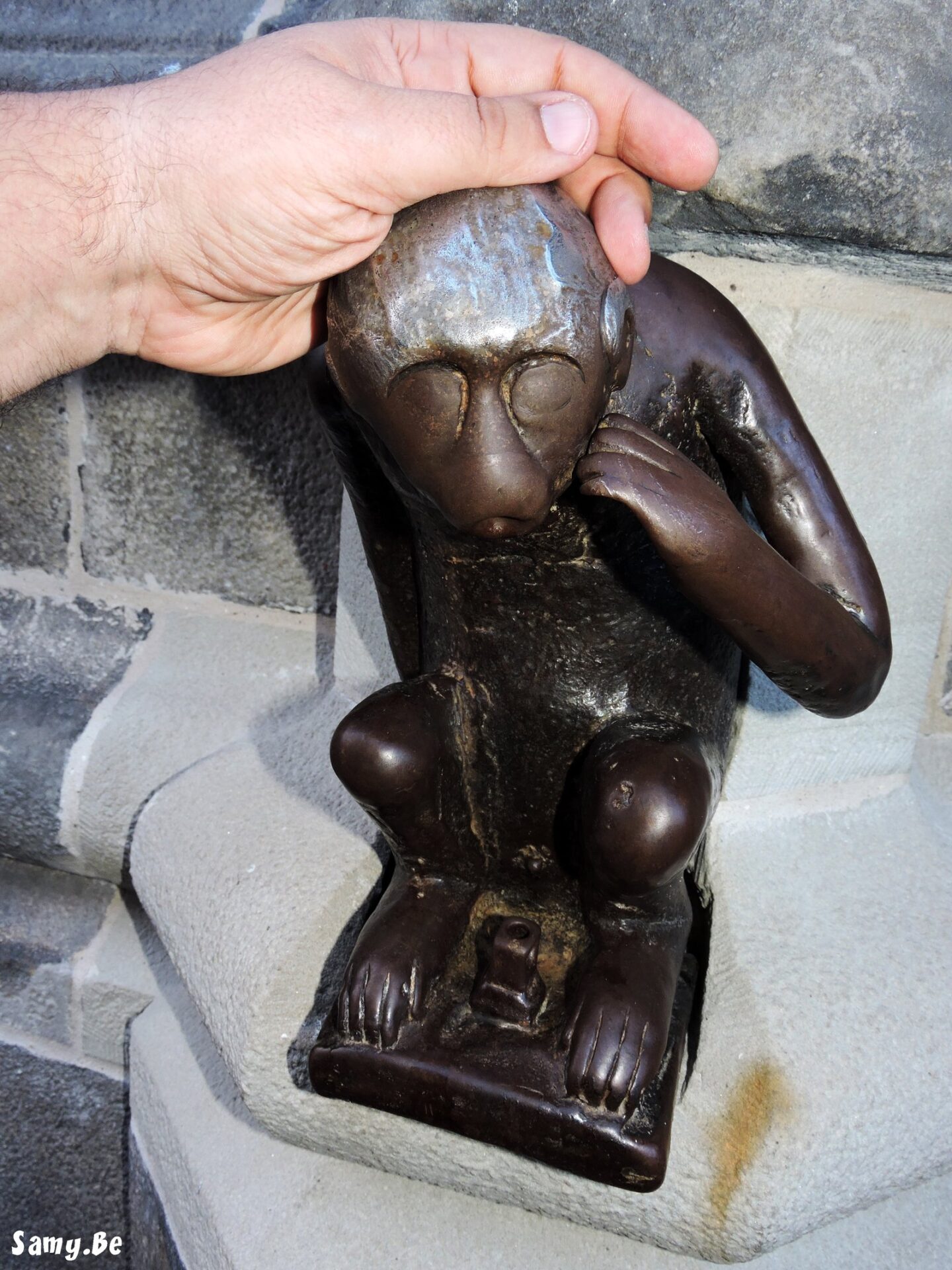 Reliquaire dore de saint Georges en orfevrerie processionne lors du Doudou de Mons