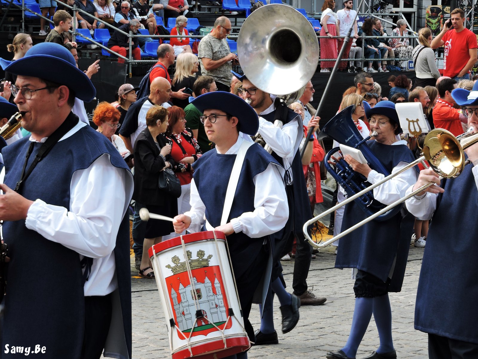Joueurs de trompettes thebaines annoncant le Car d'Or pendant la Procession