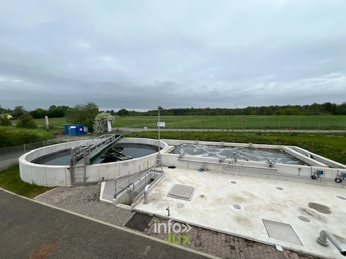 Vue d'ensemble de la station d'epuration d'Udange a Arlon : clarificateur et bassin biologique d'aeration