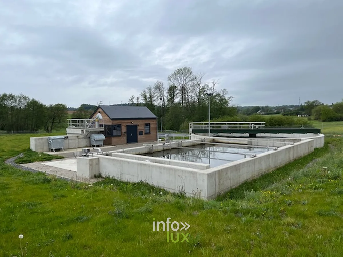 Batiment technique en bardage bois de la station d'epuration d'Udange (Arlon) et bassins de traitement