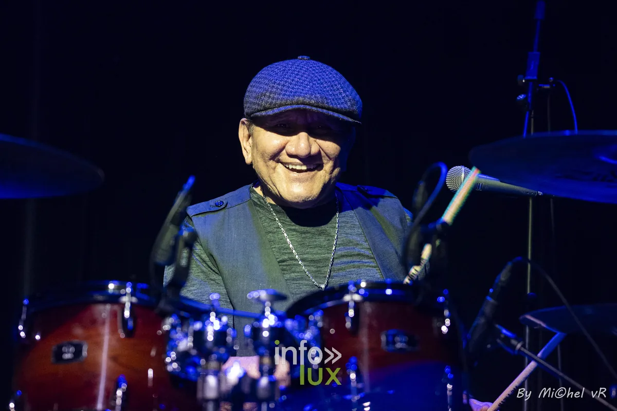 Batteur de War souriant derriere ses futs au De Centrale de Gand, 27 mai 2026