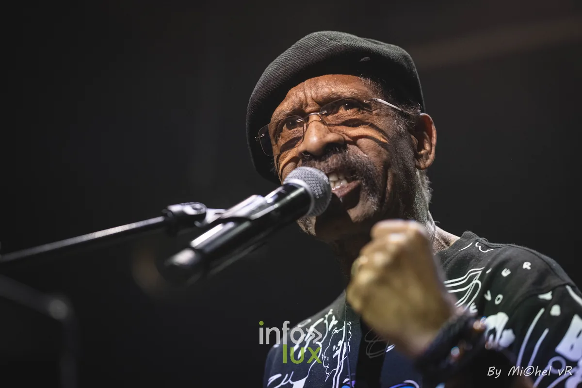 Lonnie Jordan de War chante au micro, gros plan, De Centrale Gand 27 mai 2026