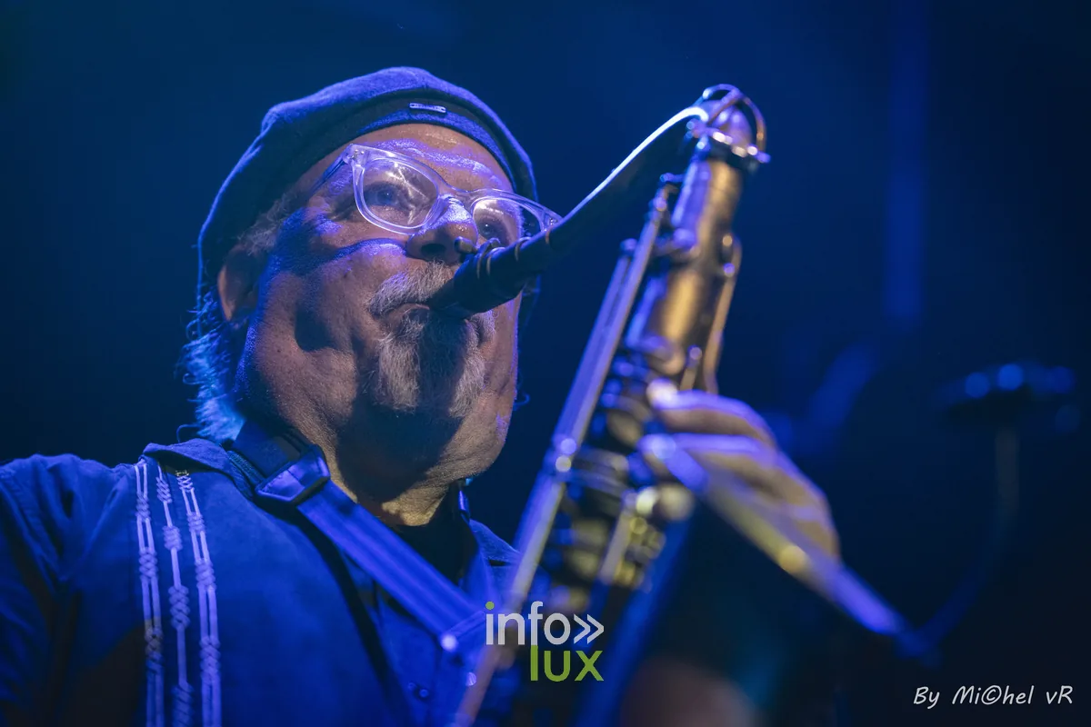 Scott Martin au saxophone sous lumiere bleue, concert de War a Gand