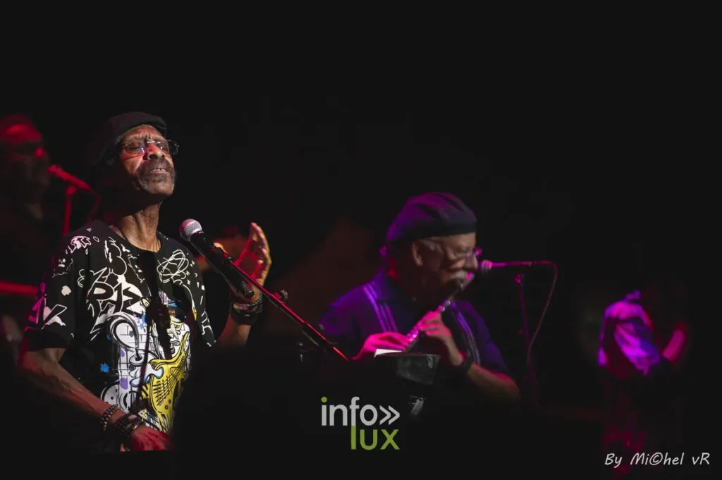 Lonnie Jordan de War au chant au De Centrale de Gand, Scott Martin a la flute en arriere-plan, 27 mai 2026