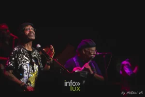 Lonnie Jordan de War au chant au De Centrale de Gand, Scott Martin a la flute en arriere-plan, 27 mai 2026