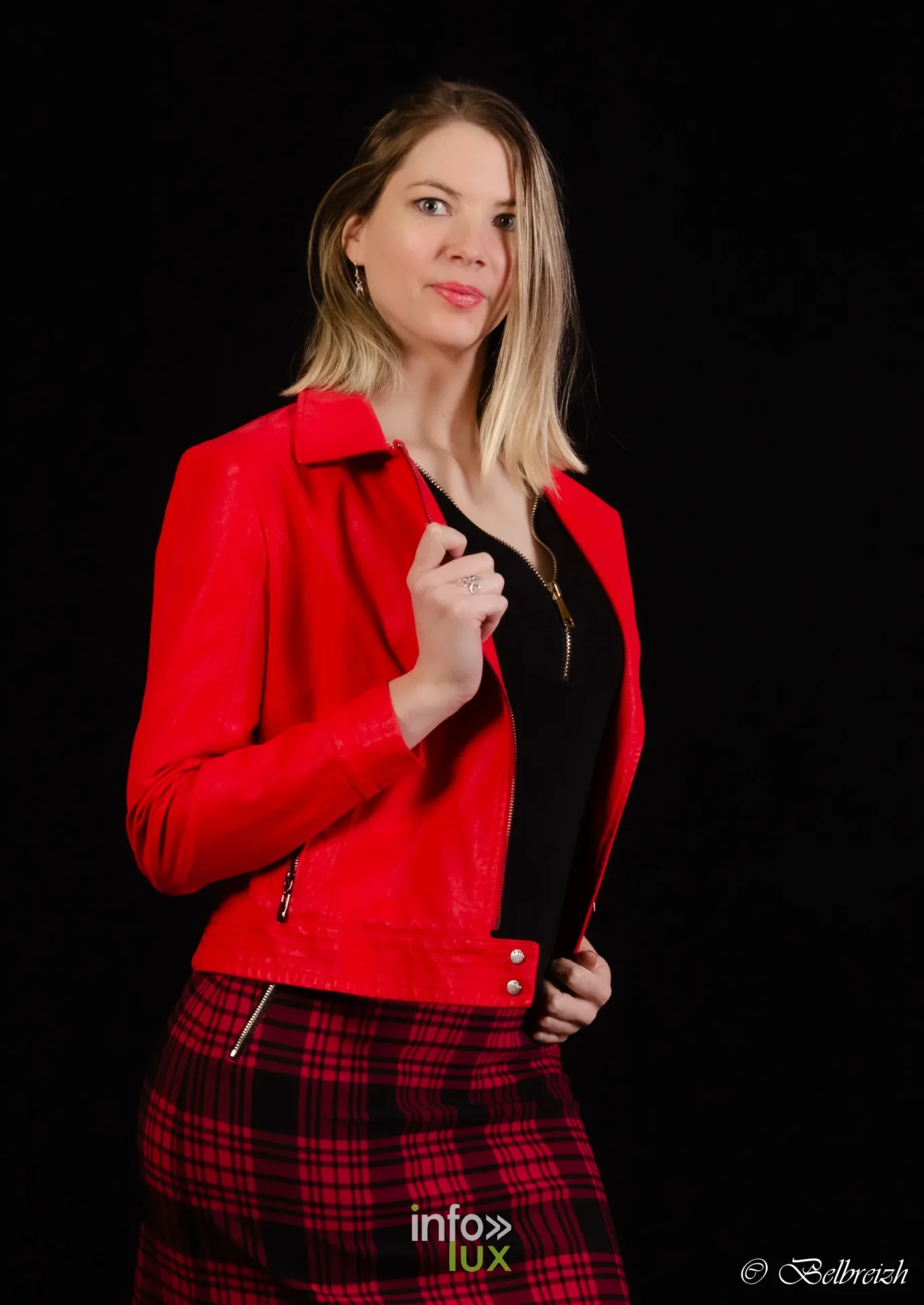 Wendy en tenue de soiree, regard intense - portrait info-lux.com