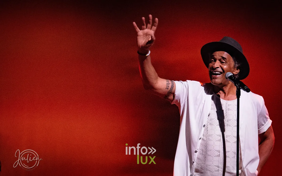 Yannick Noah salue le public la main levée, souriant, lors de son concert acoustique à Metz le 22 mai 2026