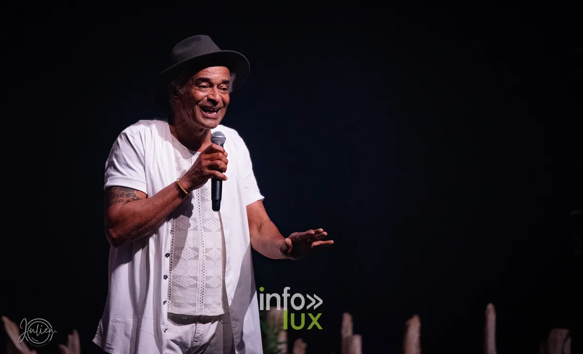 Yannick Noah, micro en main, raconte une anecdote au public pendant le concert intimiste de Metz