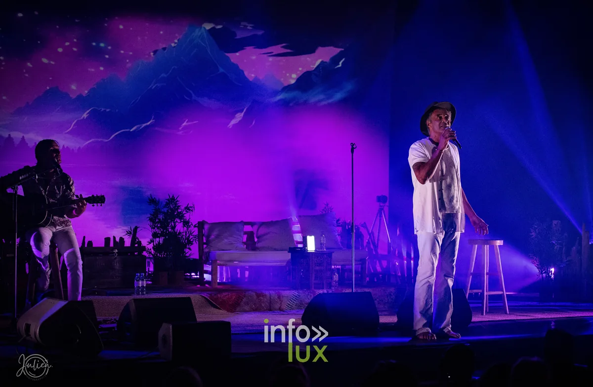 Yannick Noah et Nicolas Paillet sur une scène au décor de salon, concert Un p'tit tour à deux à Metz