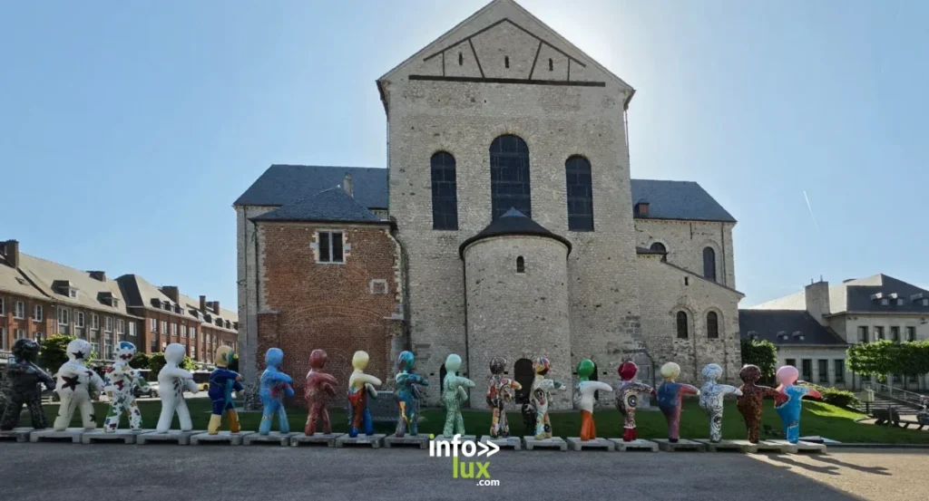 Les K-Dolls transforment actuellement Nivelles en une galerie à ciel ouvert où l’art s’invite entre la Grand-Place et la Collégiale Sainte-Gertrude.