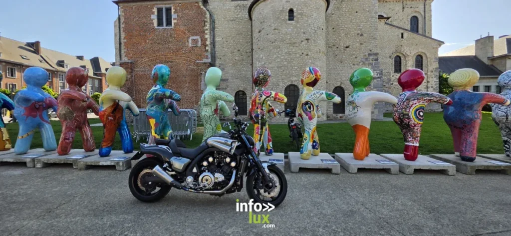 Les K-Dolls transforment actuellement Nivelles en une galerie à ciel ouvert où l’art s’invite entre la Grand-Place et la Collégiale Sainte-Gertrude.
