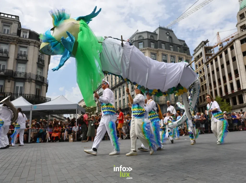 La Zinneke Parade 2026 confirme son rôle majeur dans la vie culturelle bruxelloise.