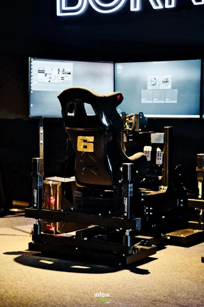 LapTime à Gembloux : immersion au cœur d'un centre de simulation automobile pas comme les autres
Le Sim Racing connaît depuis plusieurs années une croissance spectaculaire. Grâce à des technologies toujours plus avancées, les sensations autrefois réservées aux pilotes professionnels deviennent aujourd'hui accessibles au grand public. Entre passion du sport automobile, recherche de performance et immersion technologique, la simulation attire désormais aussi bien les curieux que les compétiteurs les plus exigeants.
À Gembloux, LapTime s'est imposé comme l'une des références belges dans le domaine. Avec ses huit simulateurs professionnels, son espace convivial et son programme permettant même de passer du virtuel au réel, le centre propose une expérience qui va bien au-delà d'une simple session de jeu vidéo.
Afin de découvrir les coulisses du centre, notre reporter Léo Vannoote est allé à la rencontre de Tom, responsable de la partie simulation chez LapTime depuis un an et demi.
Un centre pensé pour les passionnés d'automobile
Dès l'arrivée sur place, on comprend rapidement que LapTime ne ressemble pas à une salle de jeux classique.
L'ambiance générale a été pensée pour créer un véritable lieu de rencontre autour de la passion automobile. L'espace est moderne, chaleureux et particulièrement accueillant. Au-delà des simulateurs, le centre dispose également d'un bar, d'un espace détente, d'un billard ainsi que de jeux de fléchettes.
Cet aspect est important car il contribue fortement à l'identité du lieu. On ne vient pas uniquement à LapTime pour prendre place dans un cockpit. On peut également venir partager un moment entre amis, regarder d'autres pilotes évoluer sur les simulateurs ou simplement profiter de l'atmosphère motorsport qui règne dans le centre.
Le personnel participe également à cette expérience. Tout au long de notre visite, l'équipe s'est montrée disponible, passionnée et toujours prête à partager ses connaissances avec les visiteurs.
Deux simulateurs, deux expériences totalement différentes
Lors de notre découverte du centre, nous avons eu l'opportunité de tester deux configurations différentes.
La première est un simulateur statique. Ce type de cockpit est notamment utilisé lors des événements extérieurs auxquels participe LapTime.
L'installation comprend un volant à retour de force, un pédalier réglable et un écran permettant déjà une immersion très convaincante.
Même si le siège reste fixe, les sensations sont bien présentes. Le volant retranscrit fidèlement les réactions de la voiture et permet de ressentir les pertes d'adhérence, les transferts de masse ou encore les réactions du véhicule lors des freinages.
Pour une première découverte du Sim Racing, ce type de configuration constitue une excellente porte d'entrée.
Mais c'est en prenant place dans le second cockpit que l'expérience change véritablement de dimension.
Quand la simulation devient physique
Le deuxième simulateur testé repose sur une structure dynamique montée sur vérins.
Contrairement au cockpit statique, ici l'ensemble de la structure bouge en fonction des mouvements de la voiture virtuelle.
Lors d'une accélération, d'un freinage ou d'un changement brutal de direction, le siège réagit immédiatement. Les mouvements reproduisent ce que ressentirait un pilote à bord d'une véritable voiture de compétition.
Le système retranscrit également les bosses, les vibreurs, les changements d'adhérence ou encore les passages sur des portions de gravier.
À cela s'ajoute une configuration composée de trois écrans qui entourent complètement le pilote.
Une fois installé, le sentiment d'immersion est saisissant. Les écrans occupent pratiquement tout le champ de vision et donnent l'impression d'être réellement assis dans une voiture de course.
C'est probablement cet élément qui nous a le plus marqués lors de notre essai. Plus qu'un simple jeu, on a réellement l'impression de piloter.
Le rallye, une discipline exigeante
Même si nous n'avons pas eu l'occasion de tester directement le setup rallye, Tom nous a expliqué les particularités de cette discipline.
« On est principalement sur du ProSim. En rallye, on utilise un embrayage, une boîte en H ou séquentielle et un frein à main. Les vérins sont poussés à 100 % de leur capacité pour un centre de simulation. On a vraiment tous les ressentis au niveau de la bosse, du gravier, de l'asphalte et du changement d'adhérence. Si on fait un saut, le simulateur se soulève en entier. Cela retranscrit vraiment en direct toutes les sensations. »
L'objectif est clair : reproduire au plus près les sensations ressenties lors d'une véritable spéciale de rallye.
Selon Tom, cette discipline est également la plus difficile à appréhender pour les nouveaux pilotes.
« Le rallye est beaucoup plus dur que le circuit. Il y a beaucoup de choses à gérer : le copilote qui donne les informations, l'accélérateur, le frein, l'embrayage, la boîte de vitesses et le frein à main. Il faut arriver à traiter toutes ces données en même temps sans se perdre dans ses notes ni dans les virages. »
Pour cette raison, LapTime privilégie une approche progressive.
« Chez nous, on prévoit toujours de commencer par deux sessions de circuit avant de partir sur du rallye. »
GT, Formule 1 et Rallye : trois philosophies différentes
L'un des points les plus intéressants de notre échange concerne les différences entre les disciplines proposées.
Pour Tom, chaque catégorie possède son propre style de pilotage.
« Le GT, c'est plus la gestion de voiture et la dérive. C'est une attaque un peu différente. C'est une voiture qu'on conduit plus en survirage. »
La Formule 1 demande quant à elle une précision bien plus importante.
« La Formule 1, c'est beaucoup de précision : il faut être très incisif, très net, très précis. On n'a pas le droit de glisser. »
Enfin, le rallye repose sur une philosophie totalement différente.
« Le rallye, c'est vraiment plus de la dérive, de la gestion de glisse, toujours un pied sur l'accélérateur et le frein en même temps. C'est complètement différent. »
Cette diversité permet aux visiteurs de découvrir plusieurs facettes du sport automobile sans quitter le centre.
Une activité accessible à tous les profils
L'un des grands atouts de LapTime réside dans sa capacité à accueillir un public très varié.
Les débutants peuvent découvrir la simulation grâce à un accompagnement personnalisé et à des explications adaptées à leur niveau.
Les passionnés disposent quant à eux de matériel suffisamment avancé pour travailler leurs trajectoires, améliorer leurs chronos ou préparer de véritables sessions sur circuit.
Le centre accueille également des groupes pour des anniversaires, des team buildings ou encore des événements privés.
Grâce à ses huit simulateurs, plusieurs pilotes peuvent s'affronter simultanément, ce qui ajoute une dimension conviviale et compétitive particulièrement appréciée.
Sim To Real : du virtuel au réel
LapTime ne se contente pas de proposer des expériences virtuelles.
Le centre développe également un programme baptisé Sim To Real.
L'objectif est simple : permettre aux passionnés de transformer les compétences acquises sur simulateur en expérience réelle sur circuit.
Grâce à un parcours progressif encadré par des professionnels, les participants peuvent apprendre les bases du pilotage virtuel avant de prendre place au volant d'une véritable Volkswagen Fun Cup.
Cette initiative démontre la volonté du centre de créer un lien concret entre le Sim Racing et le sport automobile réel.
Peu de structures proposent aujourd'hui un concept similaire en Belgique.
Notre verdict
Après plusieurs essais, une visite complète des installations et un long échange avec l'équipe, une conclusion s'impose.
LapTime est bien plus qu'un centre de simulation automobile.
Les équipements sont impressionnants, les sensations sont au rendez-vous et l'immersion offerte par les cockpits dynamiques est particulièrement réussie.
Mais ce qui distingue réellement le centre, c'est l'ambiance qui y règne.
Loin d'être un simple espace rempli de simulateurs, LapTime est un véritable lieu de vie où les passionnés peuvent se retrouver, échanger et partager leur passion.
Que l'on souhaite découvrir le Sim Racing, perfectionner son pilotage, organiser une activité entre amis ou simplement passer un bon moment autour d'un verre, d'une partie de billard ou d'un jeu de fléchettes, le centre offre une expérience complète et accessible.
À Gembloux, LapTime s'impose aujourd'hui comme une adresse incontournable pour tous les amateurs de sport automobile.
Informations pratiques
Adresse : Avenue des Combattants 84, 5030 Gembloux
Téléphone : +32 (0)81 11 10 55
E-mail : info@laptime.be
Horaires :
Lundi : Fermé
Mardi : Fermé
Mercredi : 14h à 22h
Jeudi : 16h à 22h
Vendredi : 16h à 23h
Samedi : 14h à 23h
Dimanche : 13h à 20h
Pour découvrir l'ensemble des activités proposées par LapTime, consulter les différentes formules de simulation, réserver une session ou en apprendre davantage sur le programme Sim To Real, n'hésitez pas à visiter leur site. Vous y retrouverez également les tarifs, les abonnements, les événements à venir ainsi que toutes les informations utiles pour préparer votre visite.
Crédit photos : l'ensemble des images utilisées pour illustrer cet article a été fourni par LapTime.