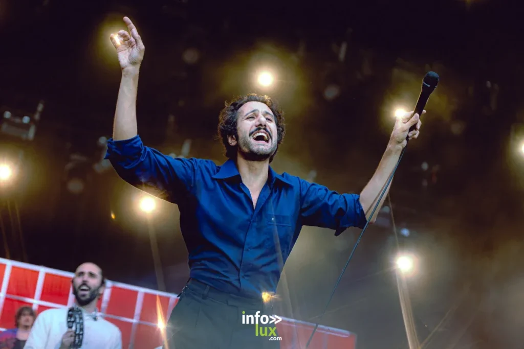 <strong>Feu! Chatterton a ouvert le week-end avec élégance, offrant au public un concert intense porté par sa poésie et sa puissance scénique.</strong><br>
Crédit photo : <a href="https://www.instagram.com/photographie_juli1/" target="_blank">Julien</a>