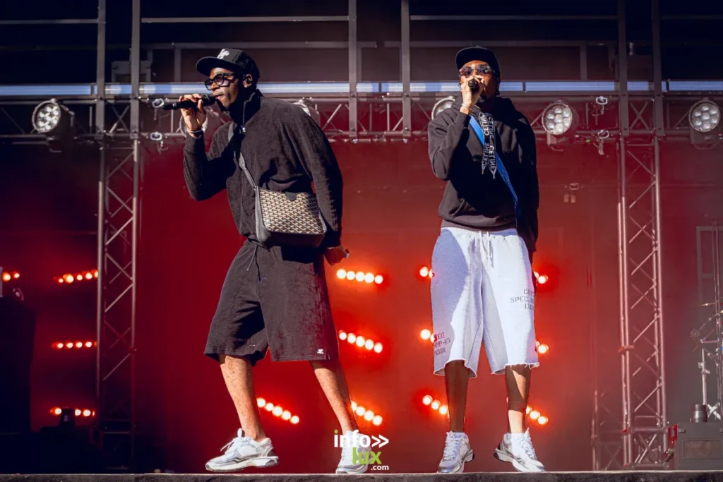<strong>L2B a parfaitement lancé la grande journée rap du samedi avec une énergie débordante et une Bat Stage déjà survoltée dès les premières minutes.</strong><br>
Crédit photo : <a href="https://instagram.com/florianruspini.pics" target="_blank">Florian Ruspini</a>