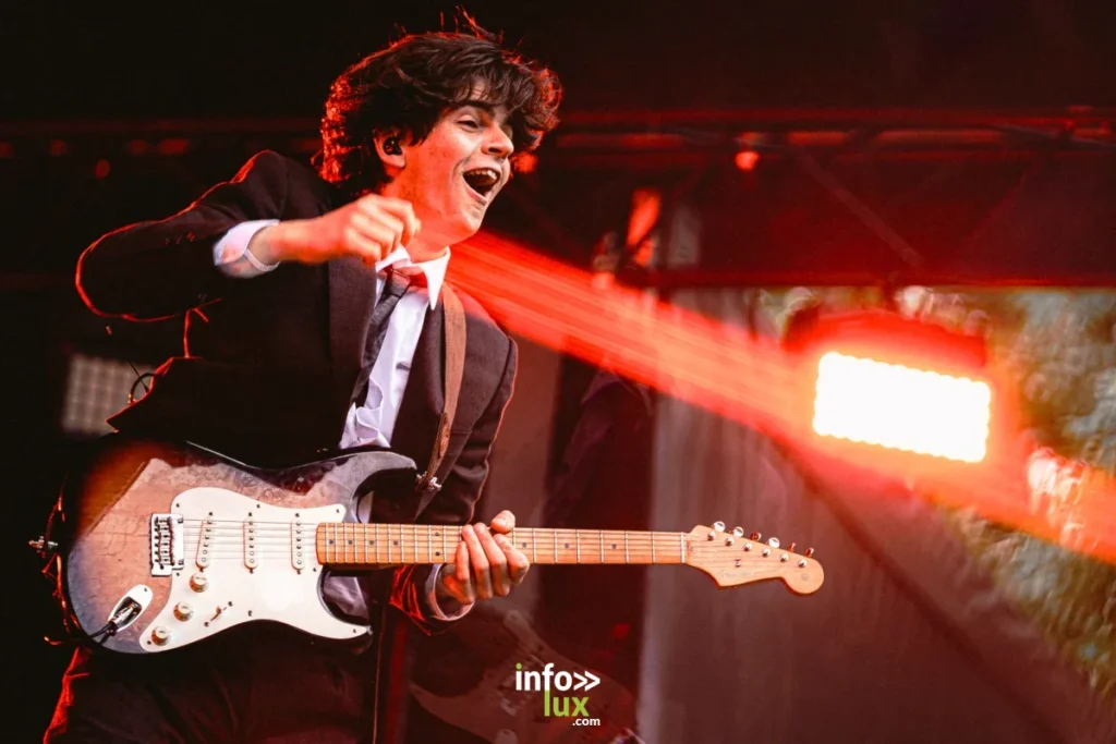 <strong>Entre poésie moderne et énergie solaire, Sam Sauvage a séduit le public de la Clairière avec un concert plein de sincérité et de fraîcheur.</strong><br>
Crédit photo : <a href="https://instagram.com/florianruspini.pics" target="_blank">Florian Ruspini</a>