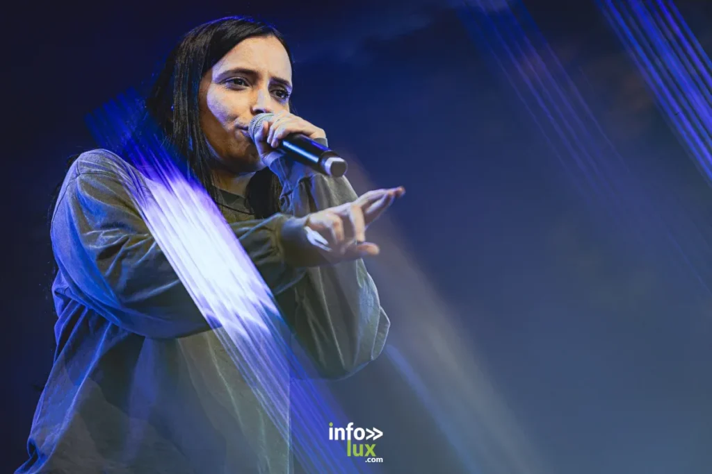 <strong>Zinée a imposé son univers sensible et introspectif sur la Clairière, offrant au public l'un des sets les plus intenses et singuliers du week-end.</strong><br>
Crédit photo : <a href="https://instagram.com/florianruspini.pics" target="_blank">Florian Ruspini</a>