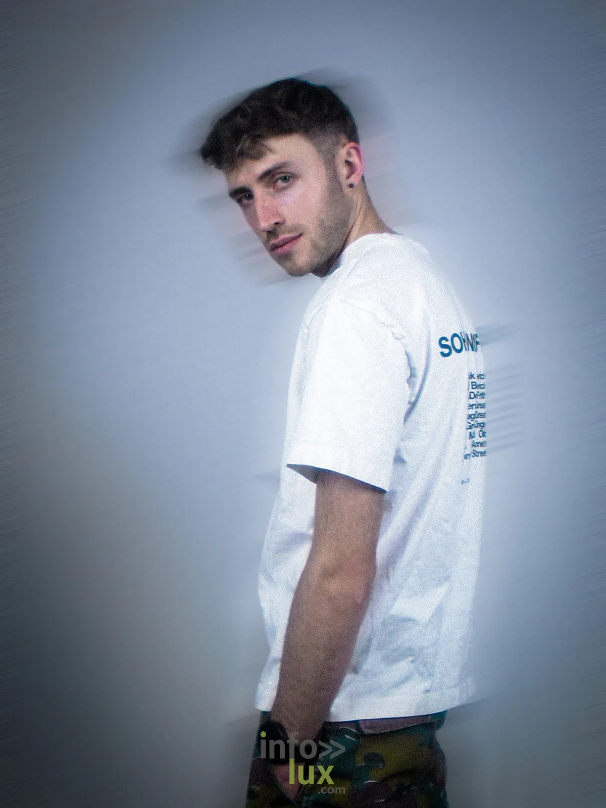 Portrait promo 2026 du DJ et producteur bastognard ALAN.V, t-shirt blanc sur fond clair